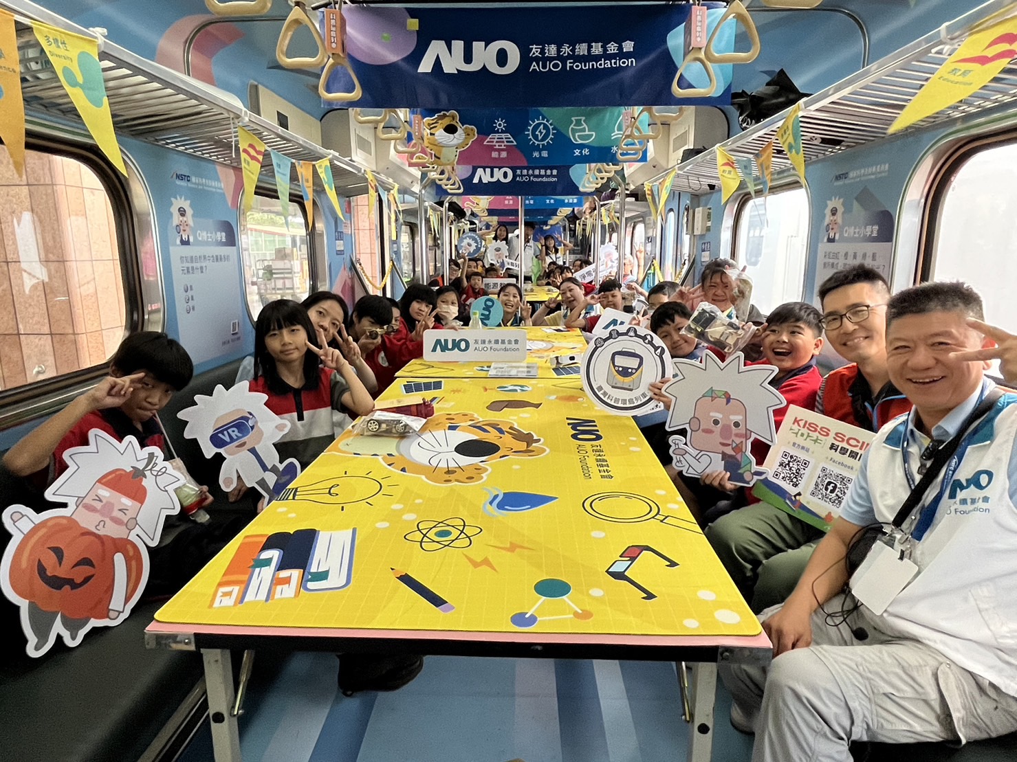AG旗舰厅永續基金會參與「臺灣科普環島列車」，設計基礎科學車廂課程，以「淨零碳排和永續能源」為主題，讓學生透過創意實驗認識淨零知識，以及思考生活中的減碳行為