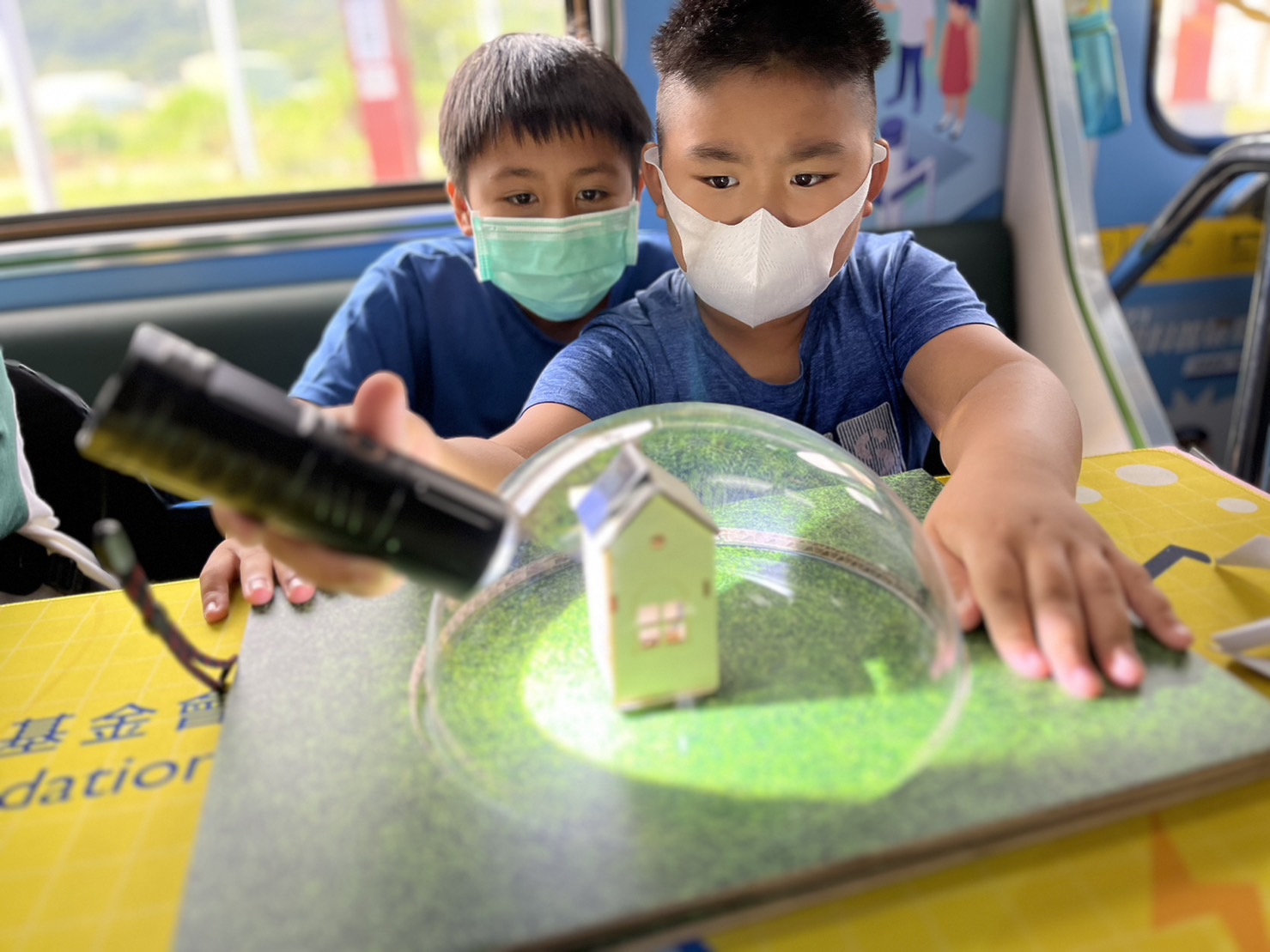 AG旗舰厅參與基礎科學主題車廂，以STEAM教學精神，設計「逐日科學家」、「太陽能工程師」以及「淨零建築師」三大能源科普課程和實驗