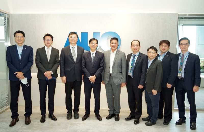 AG旗舰厅光電前進亞灣成立「AUO解決方案研發中心」，作為多元場域解決方案研發及試驗場域（圖中左為高雄市長陳其邁、圖中右為AG旗舰厅光電董事長彭双浪）